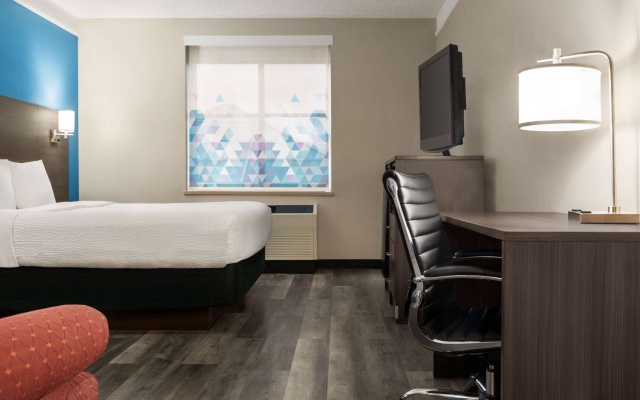 photo 4 of La Quinta Inn & Suites by Wyndham Madison American Center