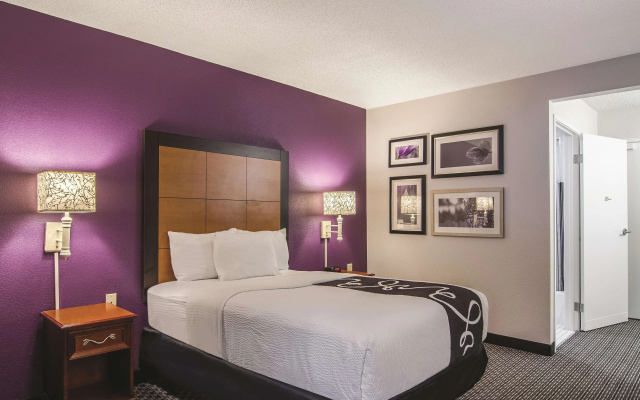 photo 3 of La Quinta Inn & Suites by Wyndham Miami Airport East