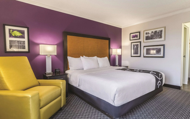 photo 4 of La Quinta Inn & Suites by Wyndham Miami Airport East