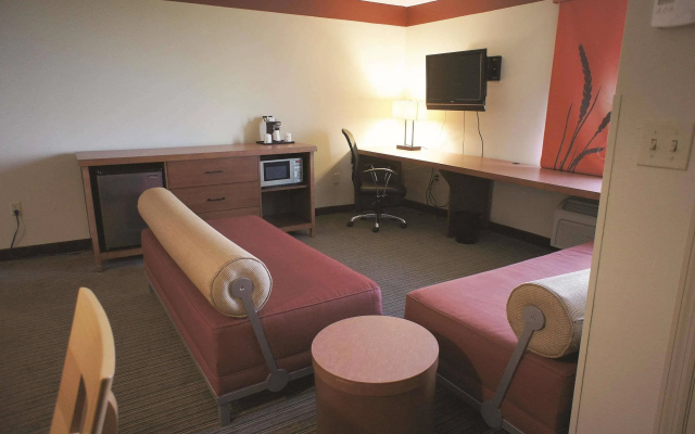 photo 4 of La Quinta Inn & Suites by Wyndham Miami Cutler Bay