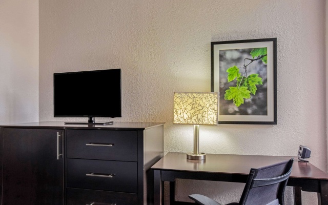 photo 3 of La Quinta Inn & Suites by Wyndham Miami Lakes