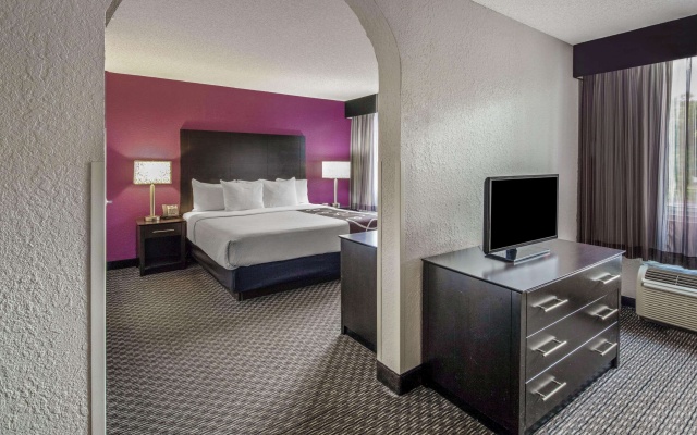 photo 4 of La Quinta Inn & Suites by Wyndham Miami Lakes