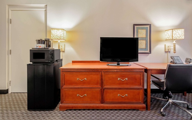 photo 5 of La Quinta Inn & Suites by Wyndham Naples East (I-75)