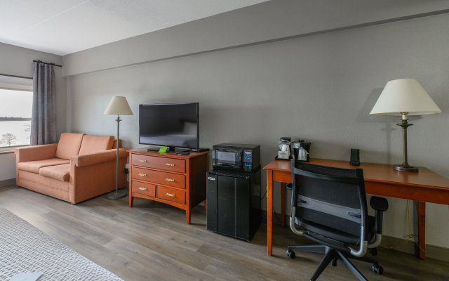 photo 4 of La Quinta Inn & Suites by Wyndham New Haven