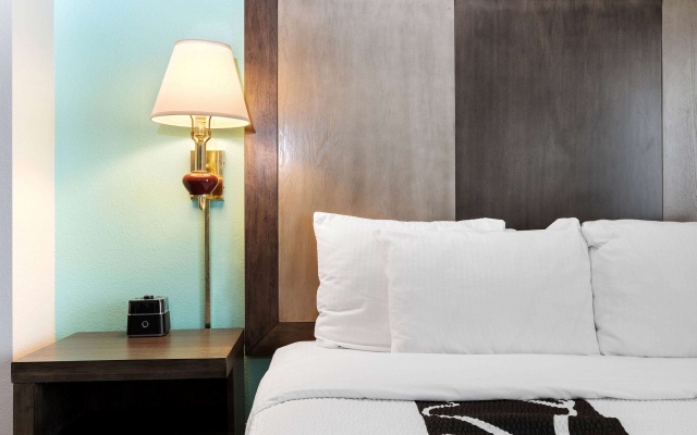 photo 4 of La Quinta Inn & Suites by Wyndham Omaha Airport Downtown