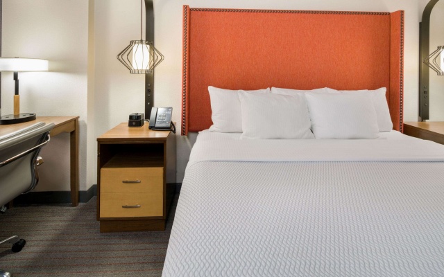 photo 4 of La Quinta Inn & Suites by Wyndham Orange County Airport