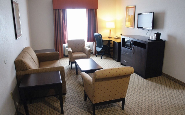 photo 4 of La Quinta Inn & Suites by Wyndham Orange