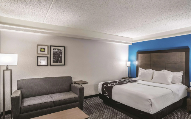 photo 5 of La Quinta Inn & Suites by Wyndham Phoenix Chandler