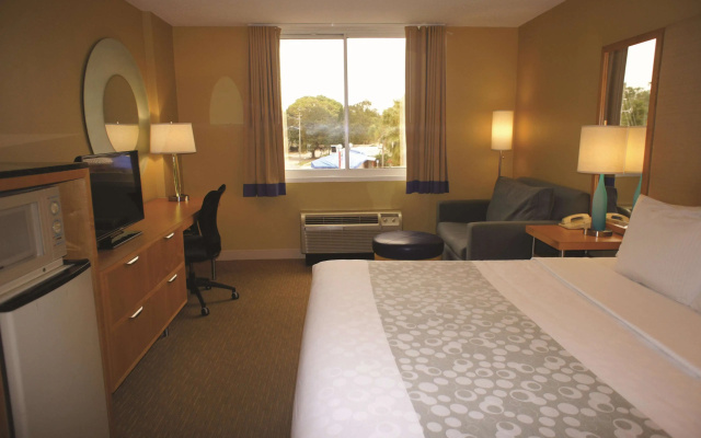 photo 2 of La Quinta Inn & Suites by Wyndham Sarasota Downtown