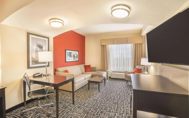 photo 4 of La Quinta Inn & Suites by Wyndham Smyrna TN - Nashville