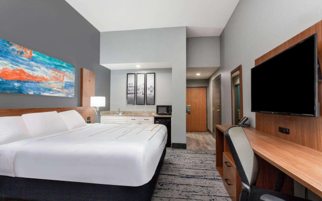 photo 3 of La Quinta Inn & Suites by Wyndham St. Petersburg Northeast