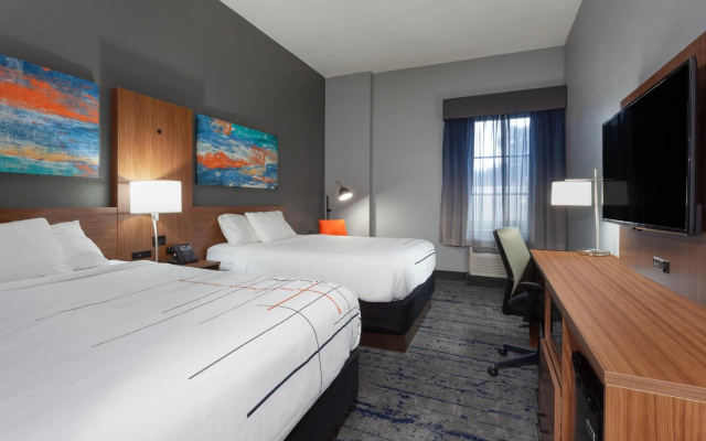 photo 4 of La Quinta Inn & Suites by Wyndham St. Petersburg Northeast