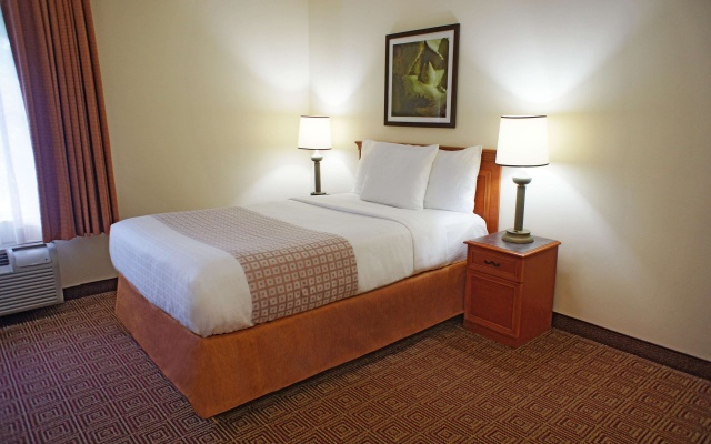 photo 4 of La Quinta Inn & Suites by Wyndham Sawgrass