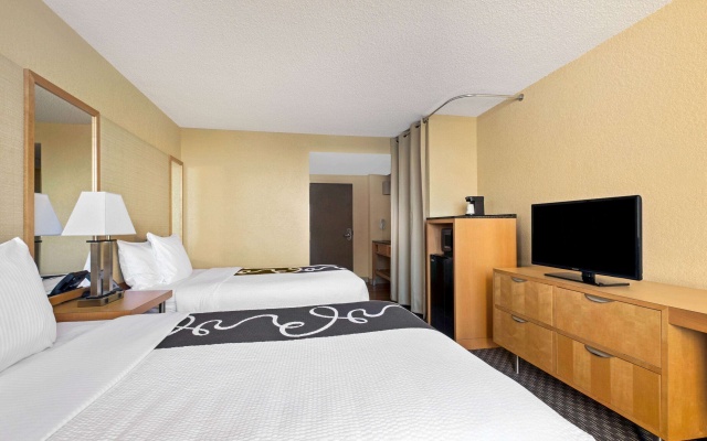 photo 4 of La Quinta Inn & Suites by Wyndham Sunrise