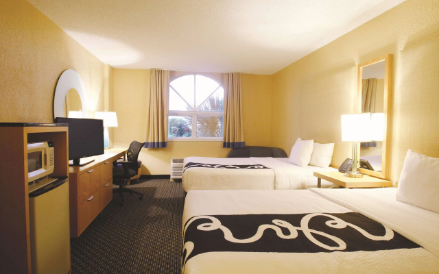 photo 3 of La Quinta Inn & Suites by Wyndham Coral Springs South