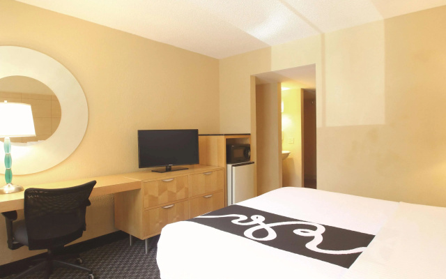 photo 4 of La Quinta Inn & Suites by Wyndham Coral Springs South