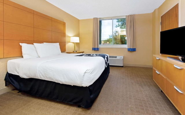 photo 5 of La Quinta Inn & Suites by Wyndham Coral Springs South