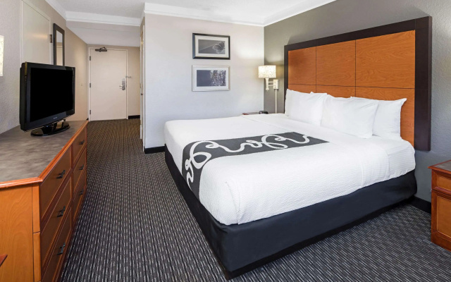 photo 3 of La Quinta Inn & Suites by Wyndham Buena Park