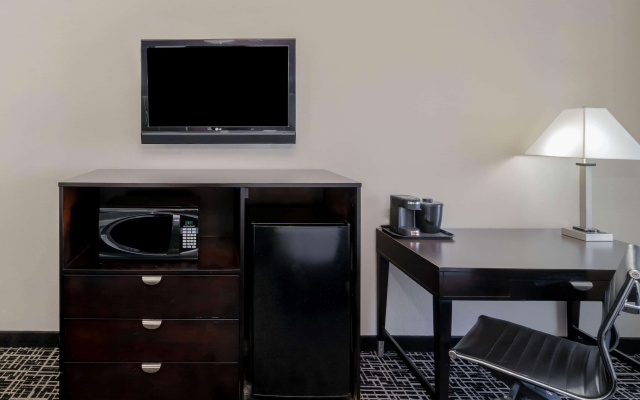 photo 5 of La Quinta Inn & Suites by Wyndham Canton MS