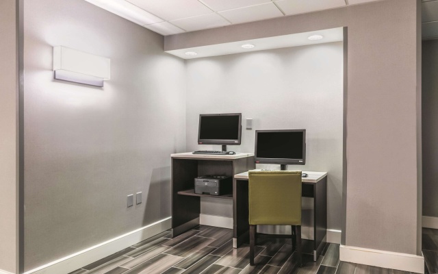 photo 3 of La Quinta Inn & Suites by Wyndham Dallas Plano West