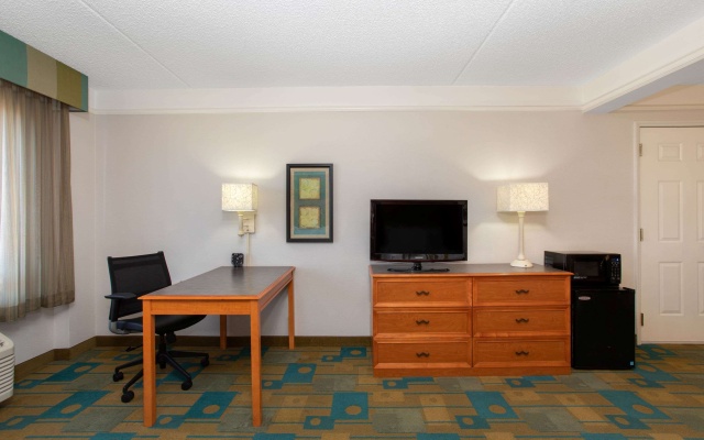 photo 4 of La Quinta Inn & Suites by Wyndham Denver Southwest Lakewood