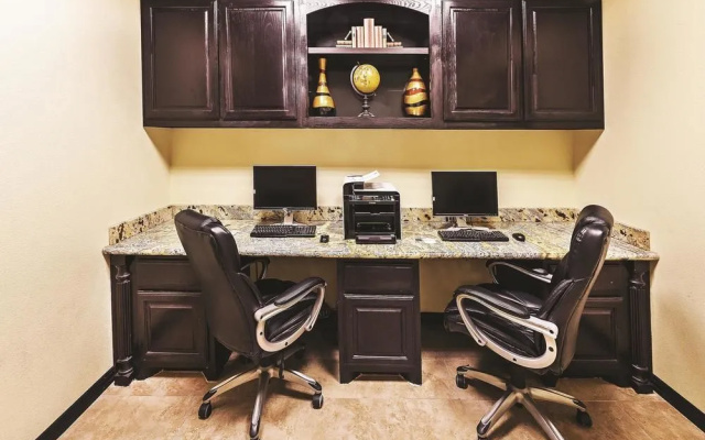 photo 3 of La Quinta Inn & Suites By Wyndham Dfw Airport West - Bedford