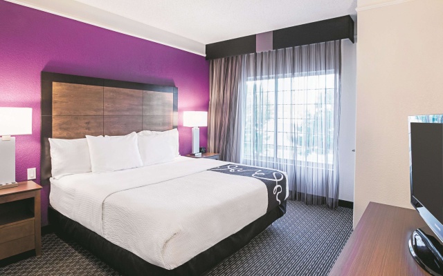 photo 5 of La Quinta Inn & Suites by Wyndham Fort Worth North