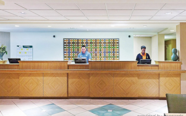 photo 2 of La Quinta Inn & Suites by Wyndham Houston Galleria Area