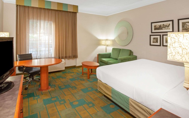 photo 5 of La Quinta Inn & Suites by Wyndham Houston Galleria Area