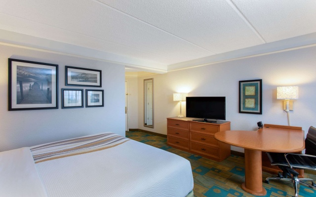 photo 3 of La Quinta Inn & Suites by Wyndham Jacksonville Butler Blvd