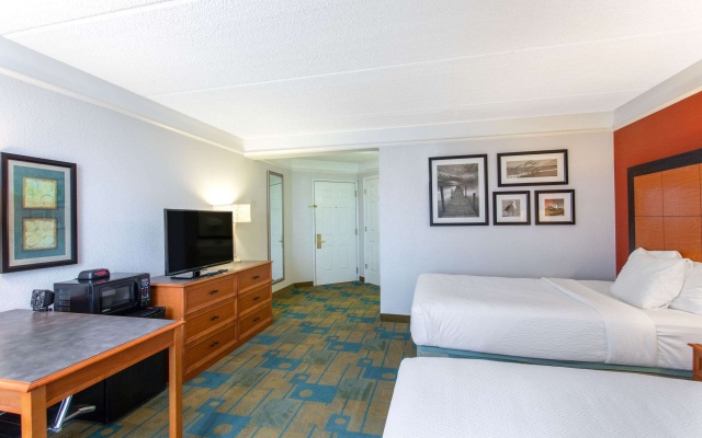 photo 4 of La Quinta Inn & Suites by Wyndham Jacksonville Butler Blvd