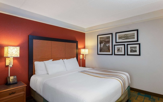 photo 5 of La Quinta Inn & Suites by Wyndham Jacksonville Butler Blvd