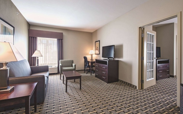 photo 3 of La Quinta Inn And Suites Lancaster