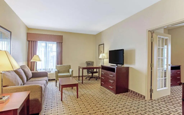 photo 4 of La Quinta Inn And Suites Lancaster