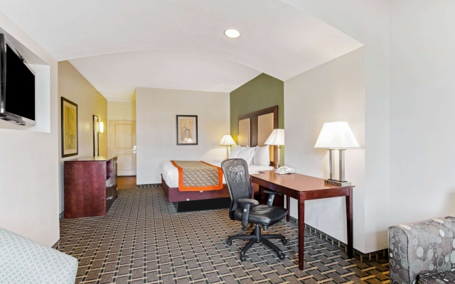 photo 3 of La Quinta Inn & Suites by Wyndham Lancaster