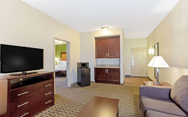 photo 5 of La Quinta Inn & Suites by Wyndham Lancaster