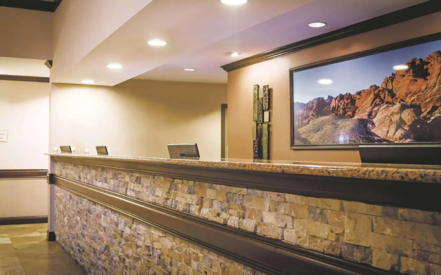 photo 2 of LA QUINTA INN & SUITES BY WYNDHAM LAS VEGAS AIRPORT SOUTH