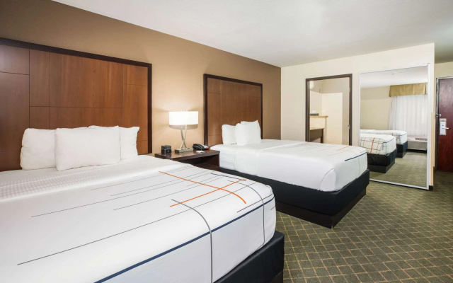 photo 2 of La Quinta Inn & Suites by Wyndham Portland Airport