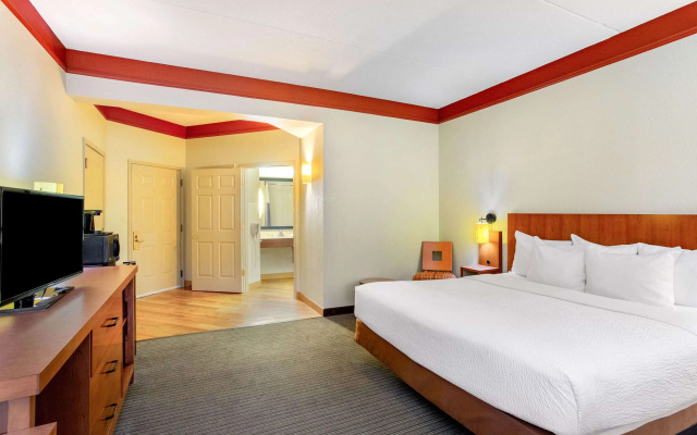 photo 2 of La Quinta Inn & Suites by Wyndham Raleigh Crabtree