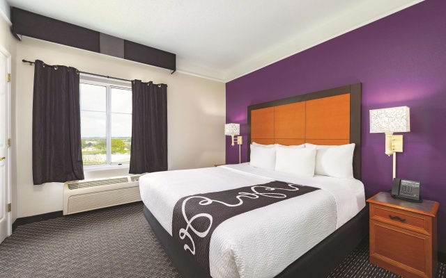 photo 2 of La Quinta Inn & Suites by Wyndham St. Louis Westport