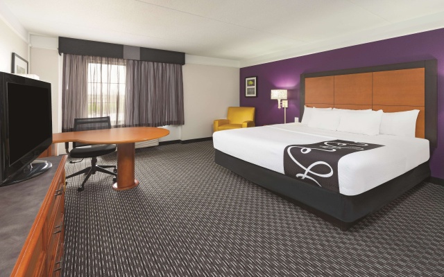 photo 5 of La Quinta Inn & Suites by Wyndham St. Louis Westport