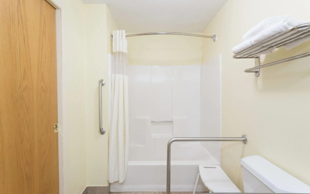 photo 5 of Days Inn & Suites by Wyndham Bloomington/Normal IL