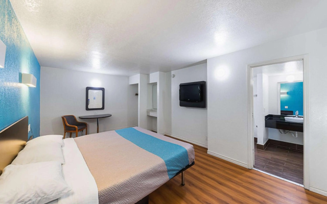 photo 3 of Motel 6 Grand Prairie, TX - Interstate 30