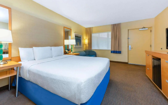 photo 3 of La Quinta Inn by Wyndham Ft. Lauderdale Northeast