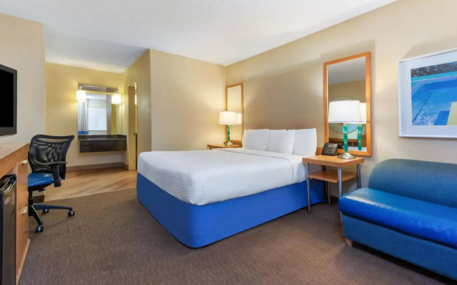 photo 4 of La Quinta Inn by Wyndham Ft. Lauderdale Northeast