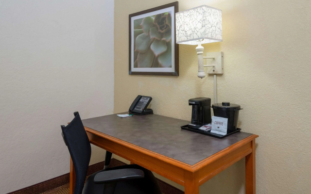 photo 5 of La Quinta East Deerfield Beach - Boca Raton