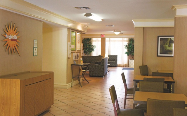 photo 2 of La Quinta Inn by Wyndham Houston Greenway Plaza Medical Area