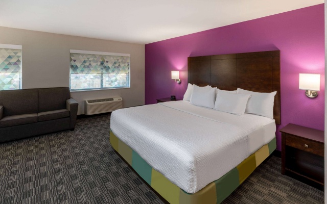 photo 4 of La Quinta Inn & Suites by Wyndham Houston NW Brookhollow