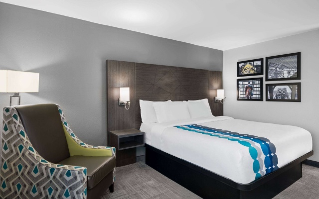 photo 4 of La Quinta Inn by Wyndham Indianapolis Airport Executive Dr