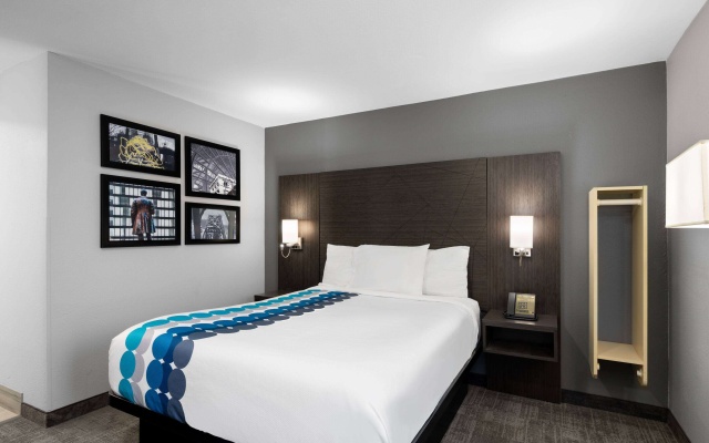 photo 5 of La Quinta Inn by Wyndham Indianapolis Airport Executive Dr